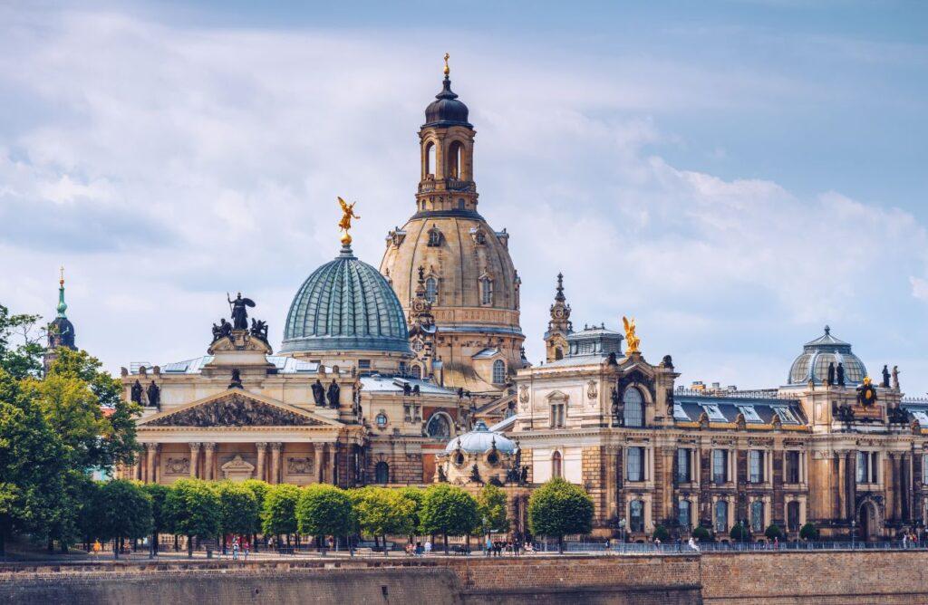 Blick auf die historische Architektur von Dresden – die perfekte Kulisse für exklusive Begleitungen mit dem Escort Service Dresden.