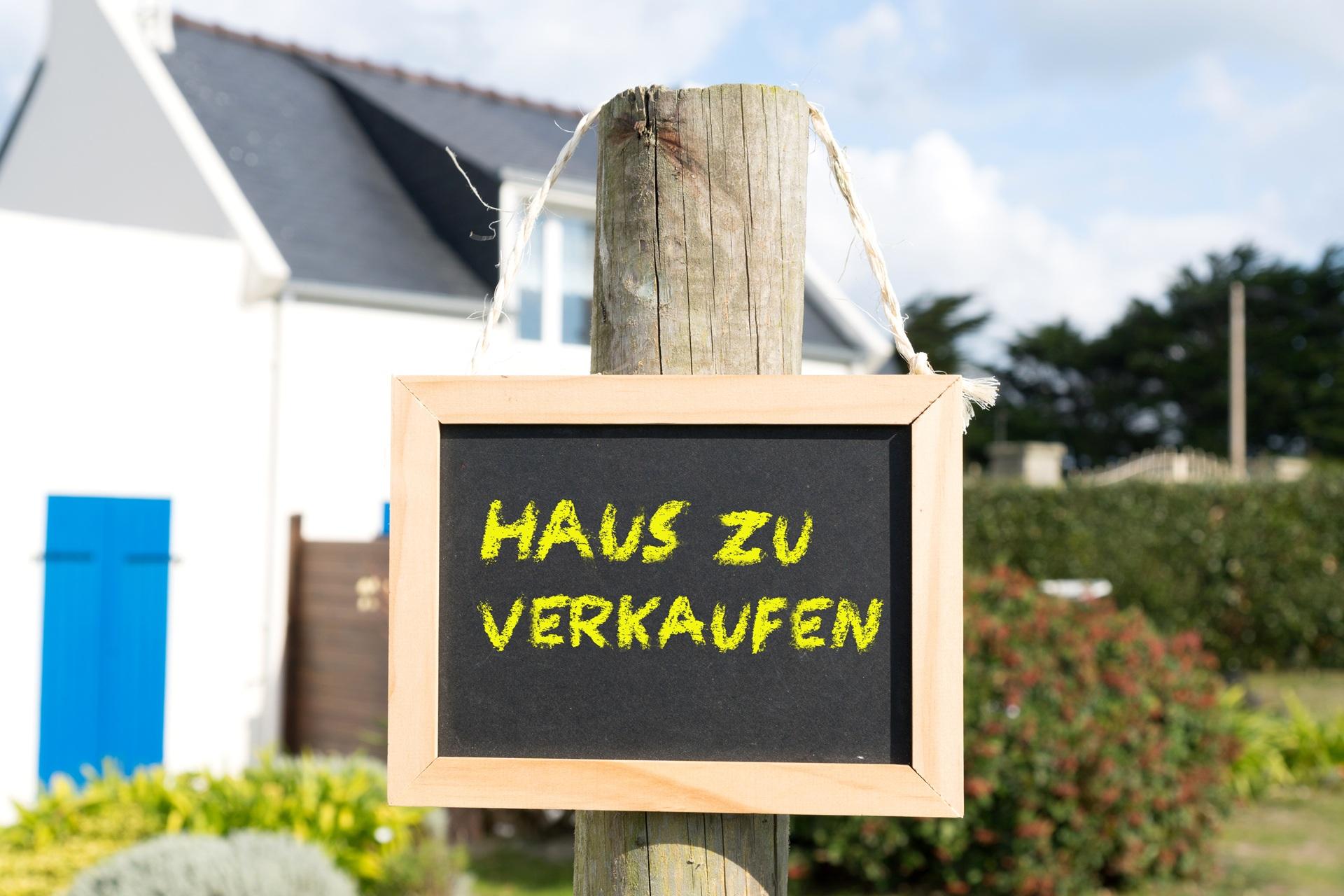 Verkaufsschild Haus zu verkaufen im Garten | Photovoltaik Halle