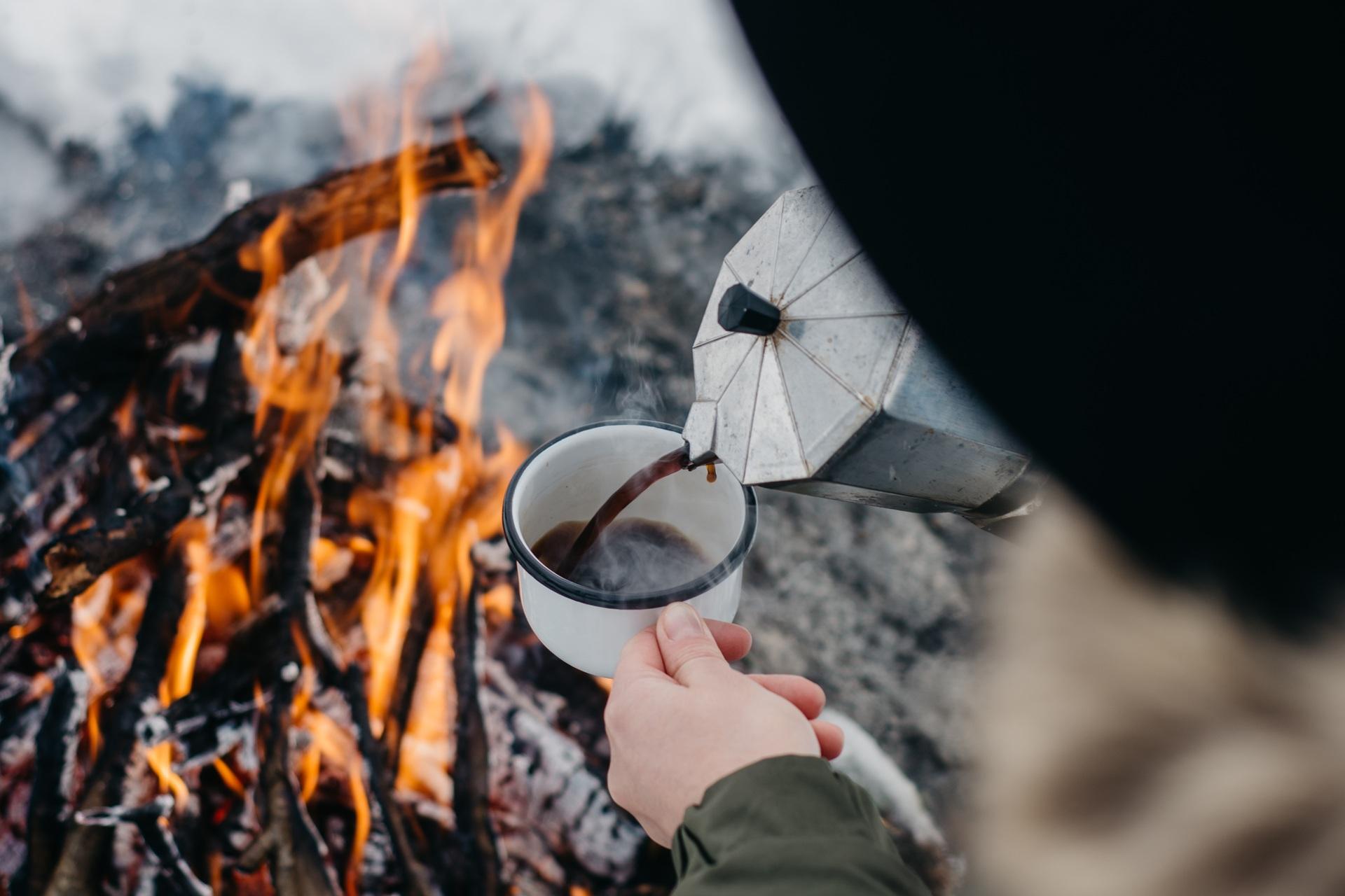 Heisser Kaffee am Lagerfeuer bei kaltem Wetter | Petroleum Heizung Camping