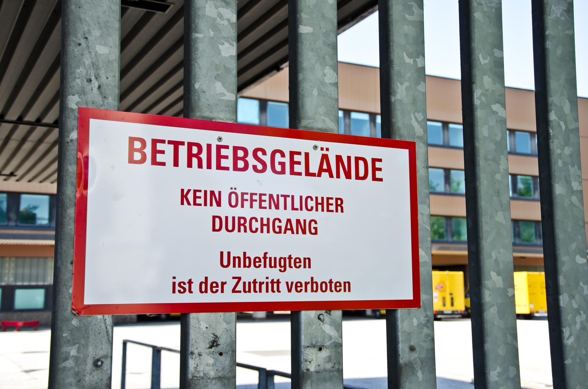 Warnschild am Tor eines Betriebsgeländes | Schiebetor Freiburg