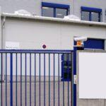 Blaue Toranlage mit montierter Überwachungskamera | Schiebetor Freiburg